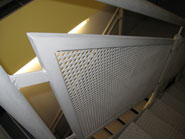 Abgeschrägte Einfassprofile passend zu Geländer Lochblechen im Treppenhaus